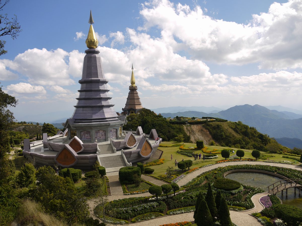 Phra Phong Suphan - [朋素潘佛牌] Phra Phong Suphan amulet was from Wat Phra Si Rattana Mahathat at Suphanburi Province. Story has it that Phra Phong 